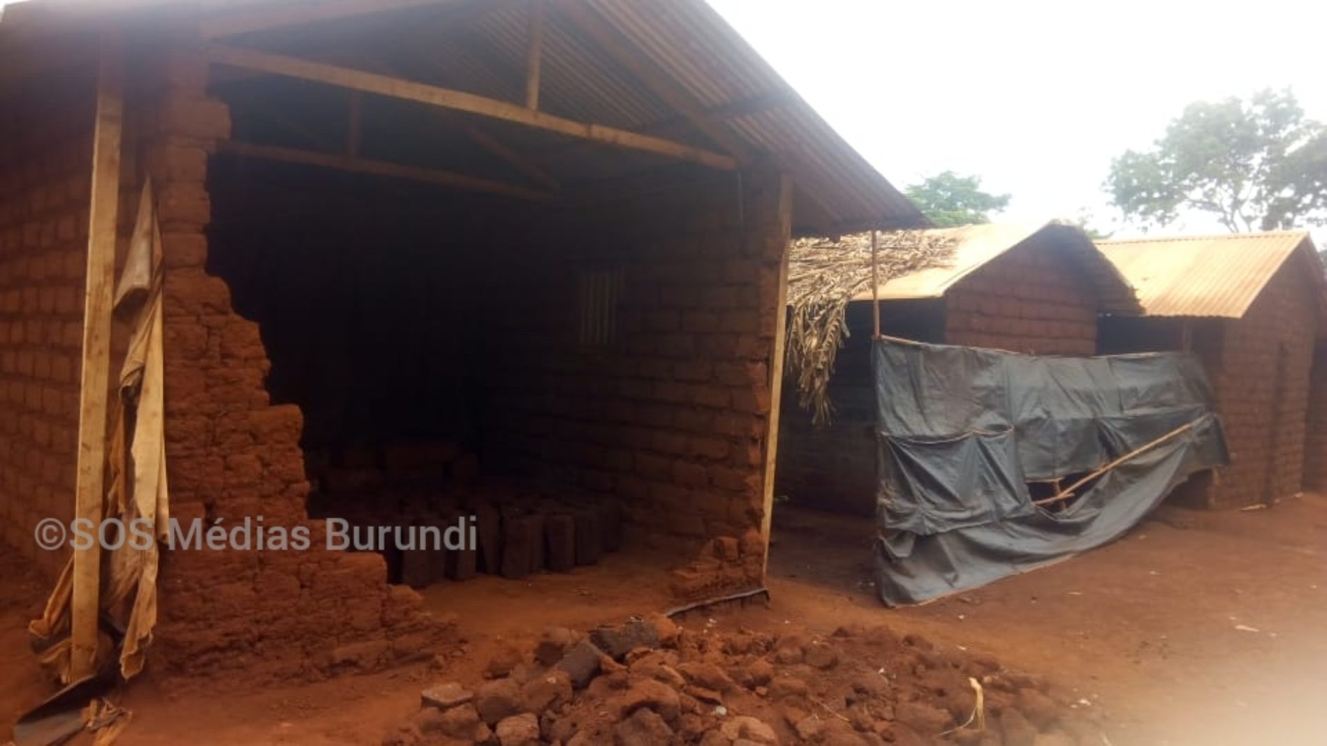 Nyarugusu (Tanzanie) : plusieurs maisons en ruine