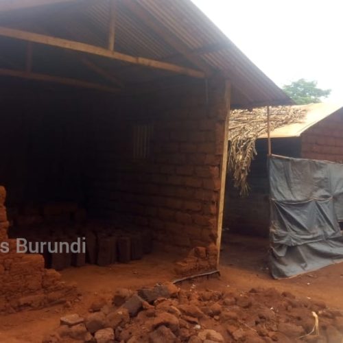 Nyarugusu (Tanzanie) : plusieurs maisons en ruine