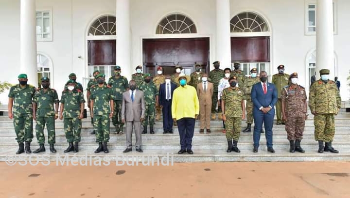 Au milieu, le président ougandais Yoweri Kaguta Museveni lors d'une rencontre entre les chefs des états-majors des armées congolaise et ougandaise