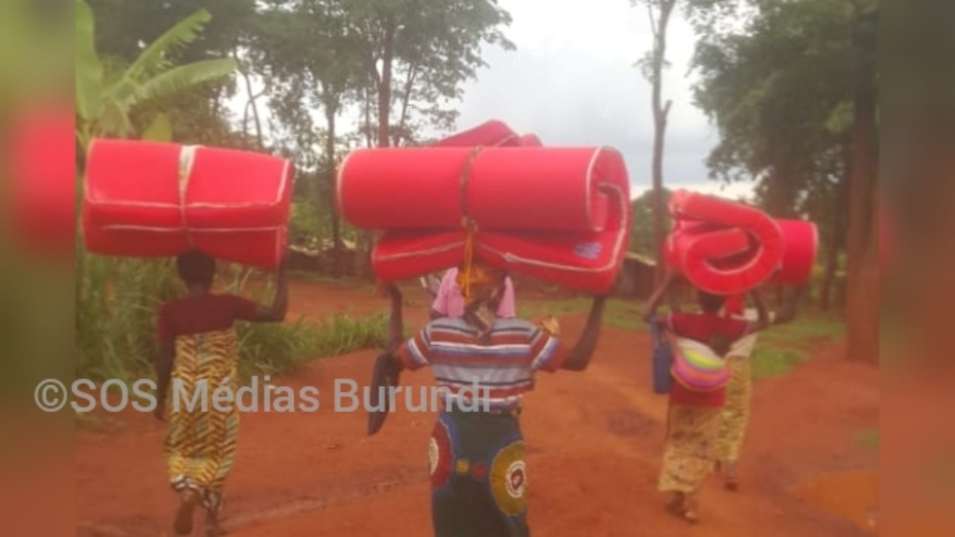 Nduta (Tanzanie) : distribution de matelas aux plus âgés