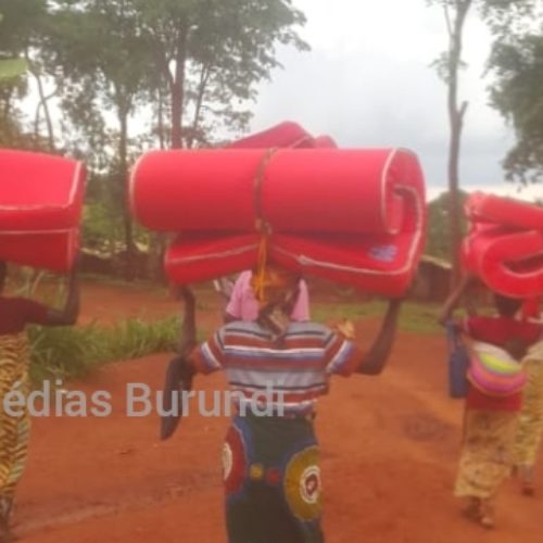 Nduta (Tanzanie) : distribution de matelas aux plus âgés