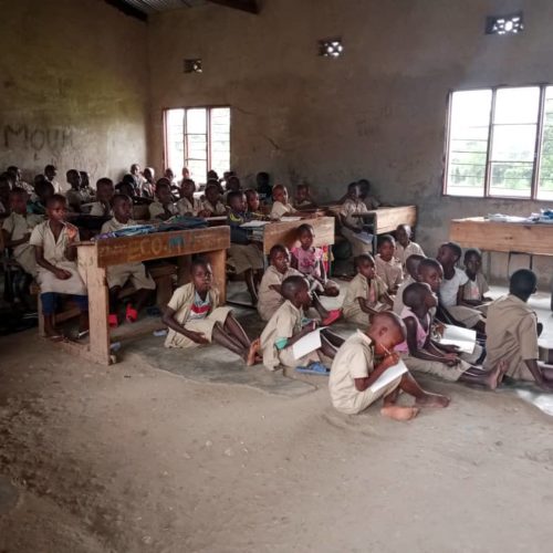 Bubanza: manque de bancs pupitres,  des élèves obligés de s’asseoir par terre