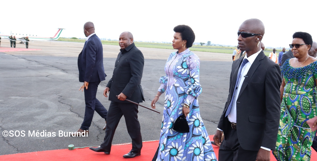 Évariste Ndayishimiye et la première dame Angeline Ndayishimiye rentrent de Rome, le 30 mars 2022