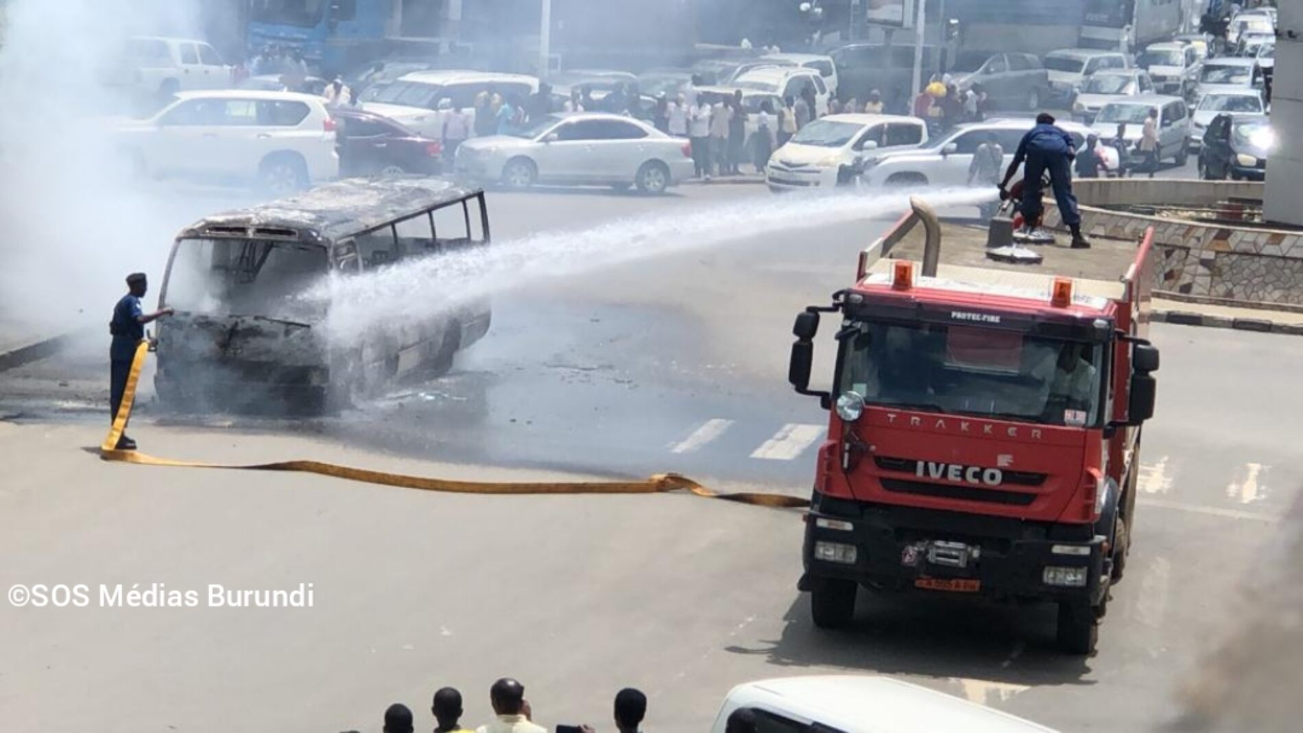 Bujumbura : un bus prend feu en plein centre- ville, les services de secours arrivent une heure après