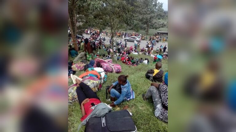 Des déplacés fuyant les combats à Rutshuru