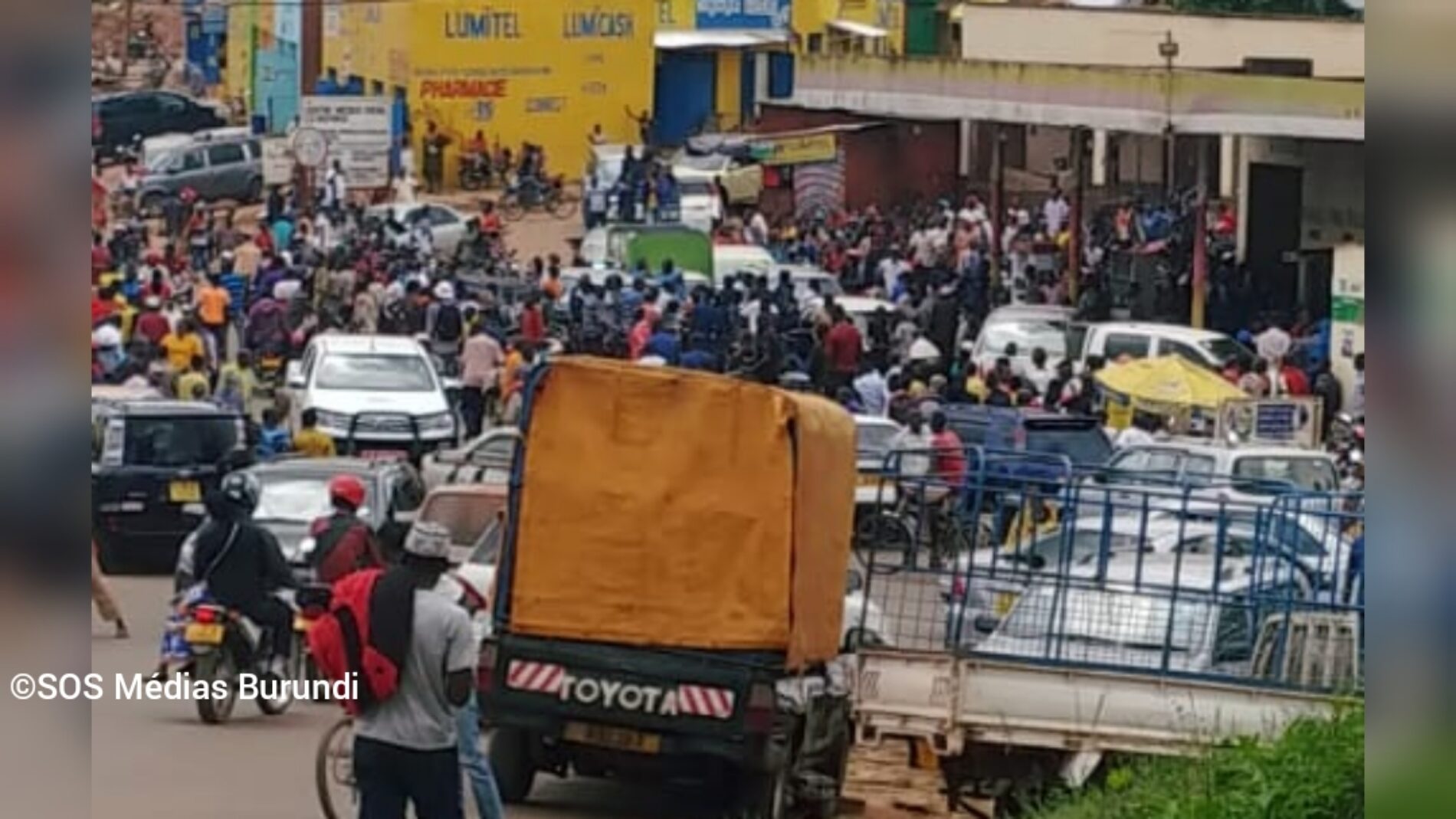 Photo de la semaine-Kirundo : confrontation entre des policiers et des militaires à une station-service