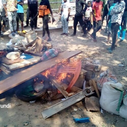 Uvira (RDC) : des habitants détruisent deux bureaux de la police