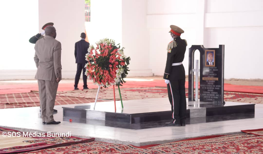 Le président Ndayishimiye se recueille devant la tombe de son prédécesseur Nkurunziza
