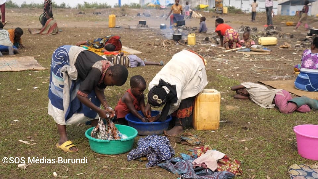 Des déplacées congolaises lavent les habits et préparent la nourriture à Rutshuru