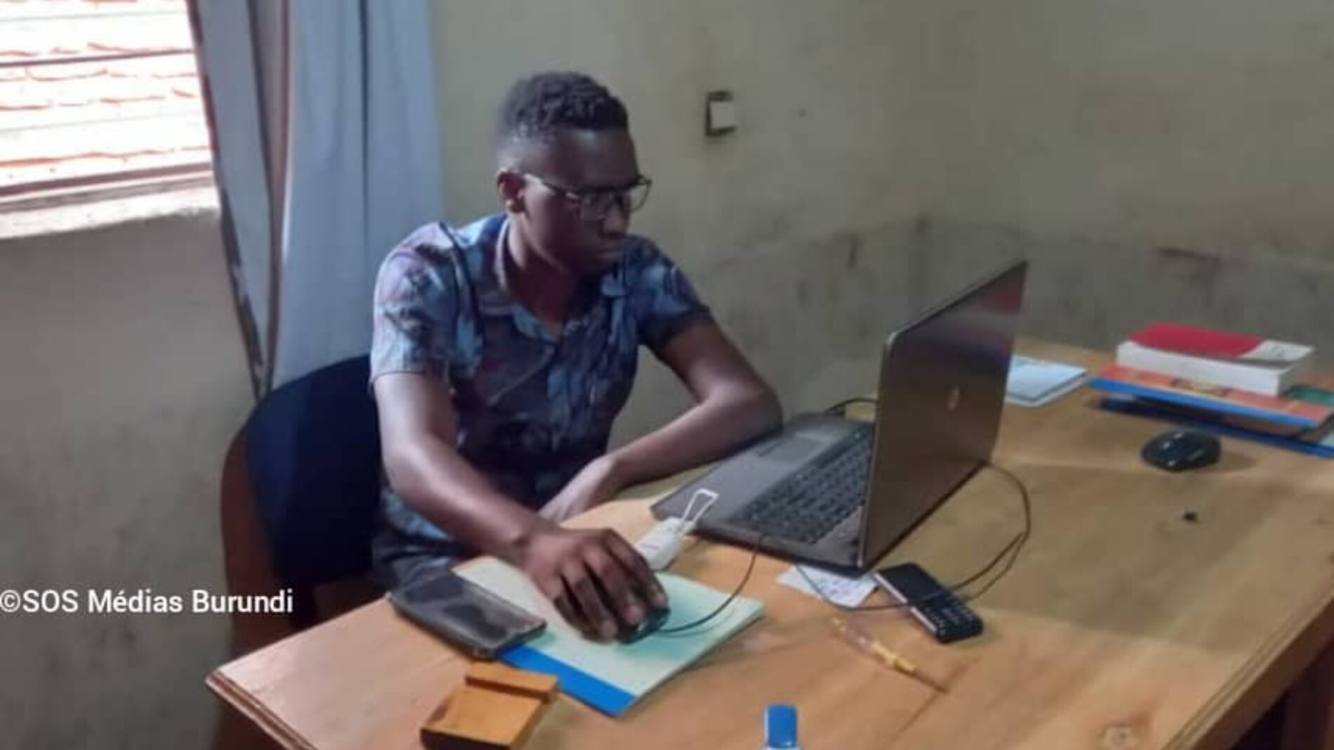 Gitega : un jeune homme parvient à fabriquer des ampoules et plaques solaires