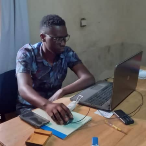 Gitega: a young man succeeds to manufacture light bulbs and solar panels
