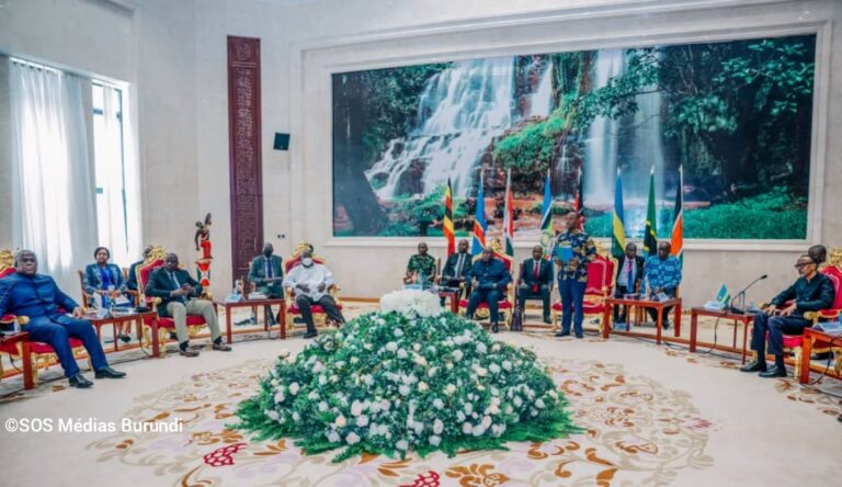 Le secrétaire général de l'EAC Peter Mathuki accueille les chefs d’Etat de l'EAC dans une salle où s'est déroulée leur rencontre à huis-clos à Bujumbura, le 4 février 2023