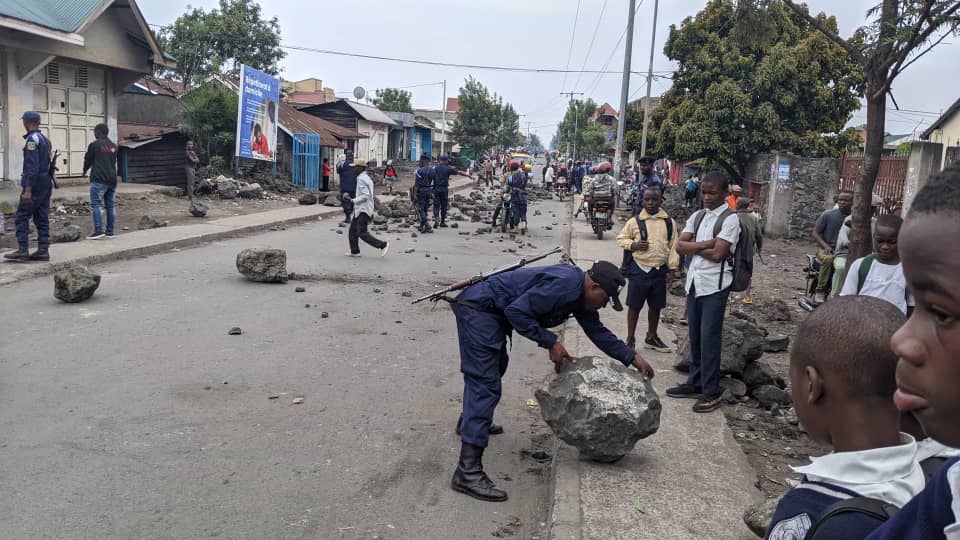 Un policier dégage une rue barricadée par des jeunes manifestants à Goma, le 5 février 2023