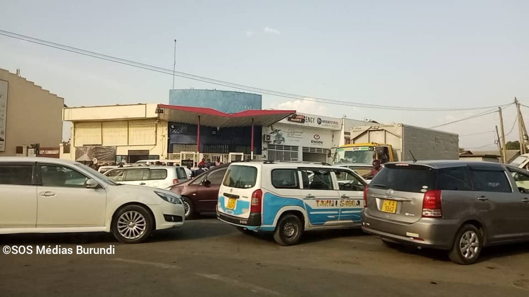 Une station-service prise d'assaut par des clients en attente d'être servis, en vain