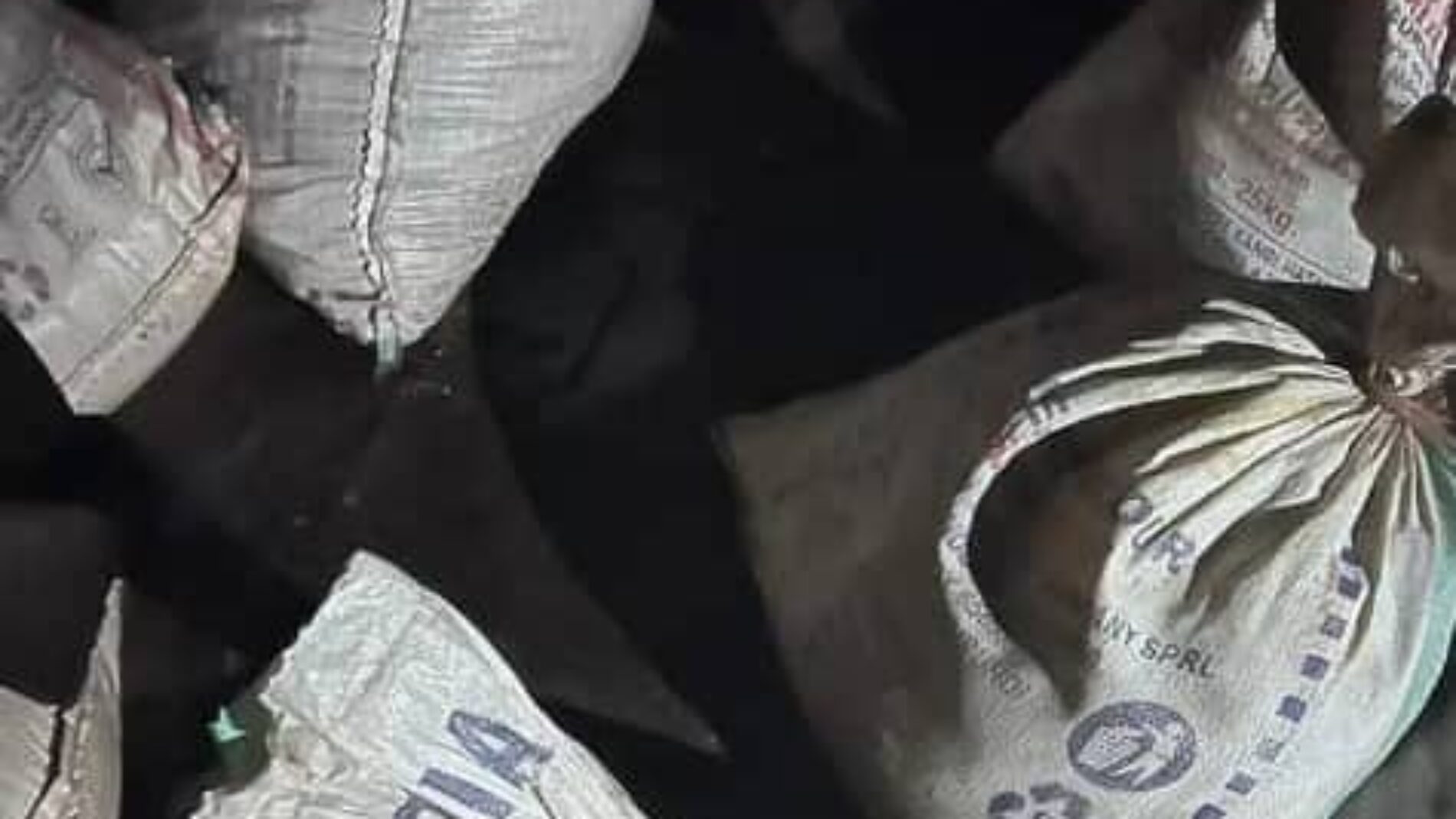Kayanza : le tribunal de province a prononcé de lourdes peines contre trois hommes qui allaient vendre des minerais au Rwanda