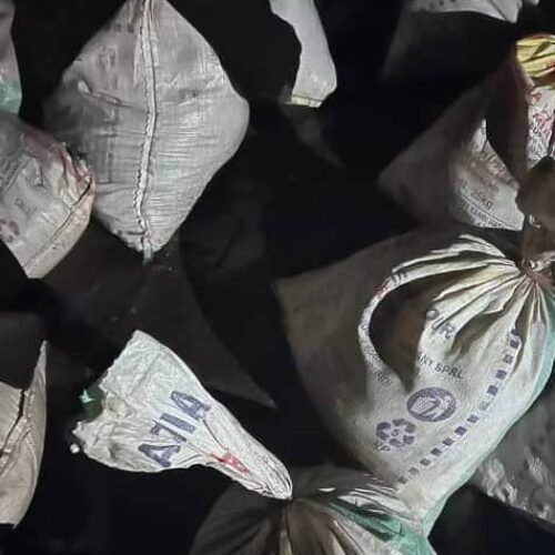 Kayanza : le tribunal de province a prononcé de lourdes peines contre trois hommes qui allaient vendre des minerais au Rwanda
