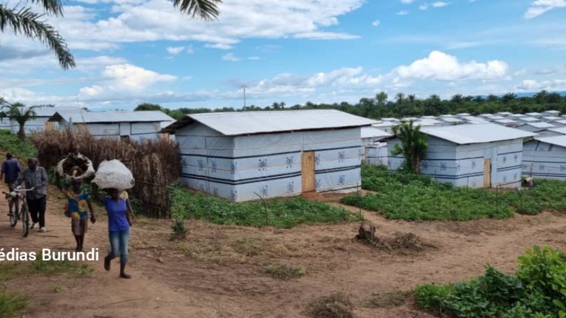 Photo de la semaine : des fonctionnaires se servent sur des maisons destinées aux victimes des inondations à Rumonge