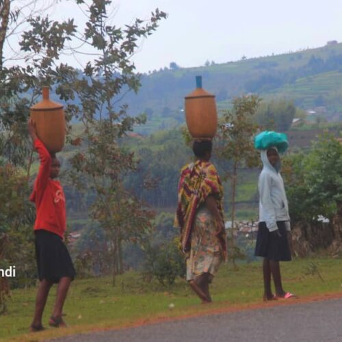 Photo de la semaine : les femmes sommées de rester chez elles à partir de 18h à Kibago