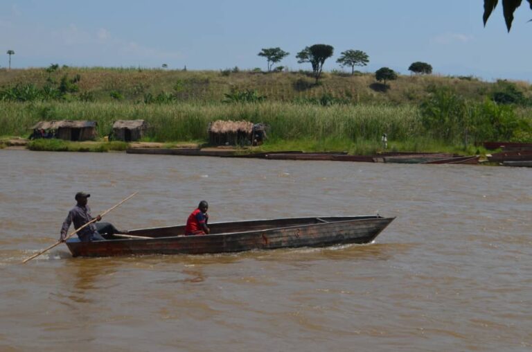 Deux hommes sur une barque dans la rivière Rusizi non loin de laquelle les deux corps ont été retrouvés ©SOS Médias Burundi