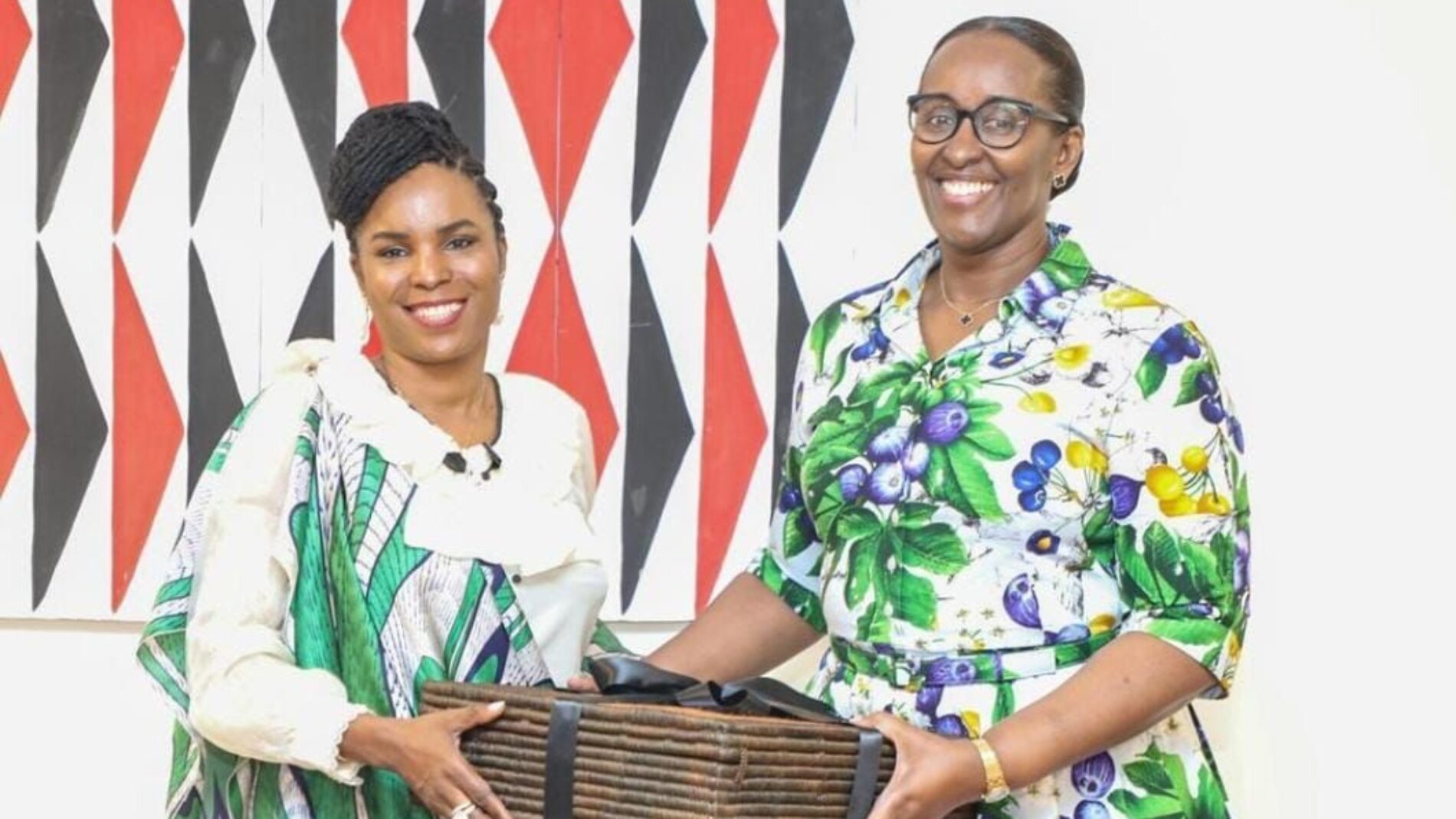 Burundi-Rwanda : la first lady du Burundi visite le voisin que son mari peine encore à visiter