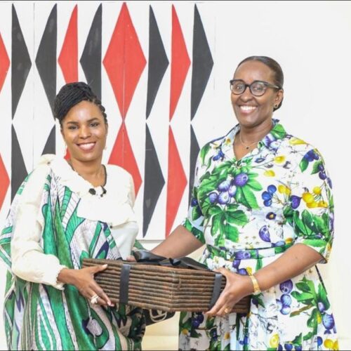 Burundi-Rwanda : la first lady du Burundi visite le voisin que son mari peine encore à visiter