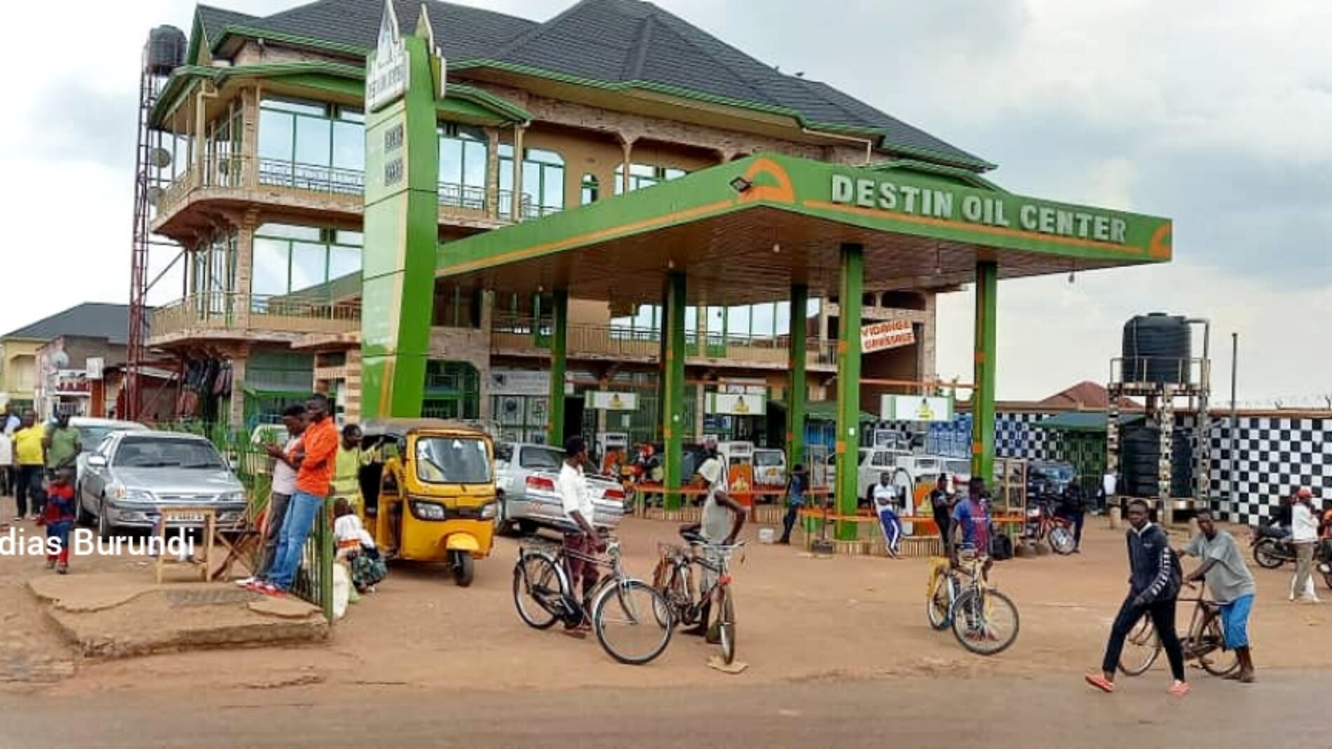 Ruyigi : un jeune homme surpris en pleine vente illégale de carburant condamné à trois mois de prison