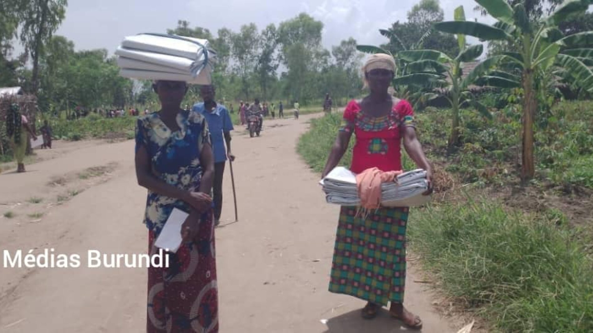 Mulongwe (DRC) : the UNHCR distributes tents to Burundian refugees