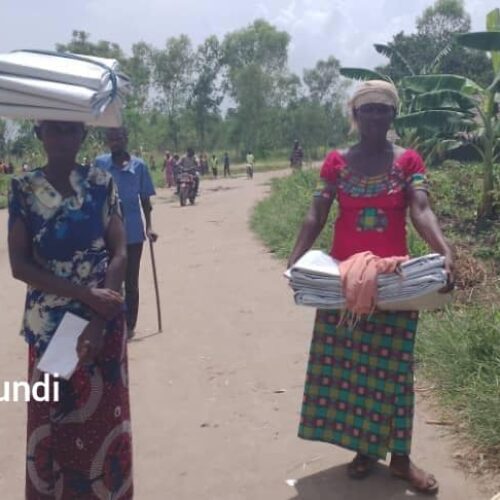 Mulongwe (RDC): le HCR distribue des tentes aux réfugiés burundais