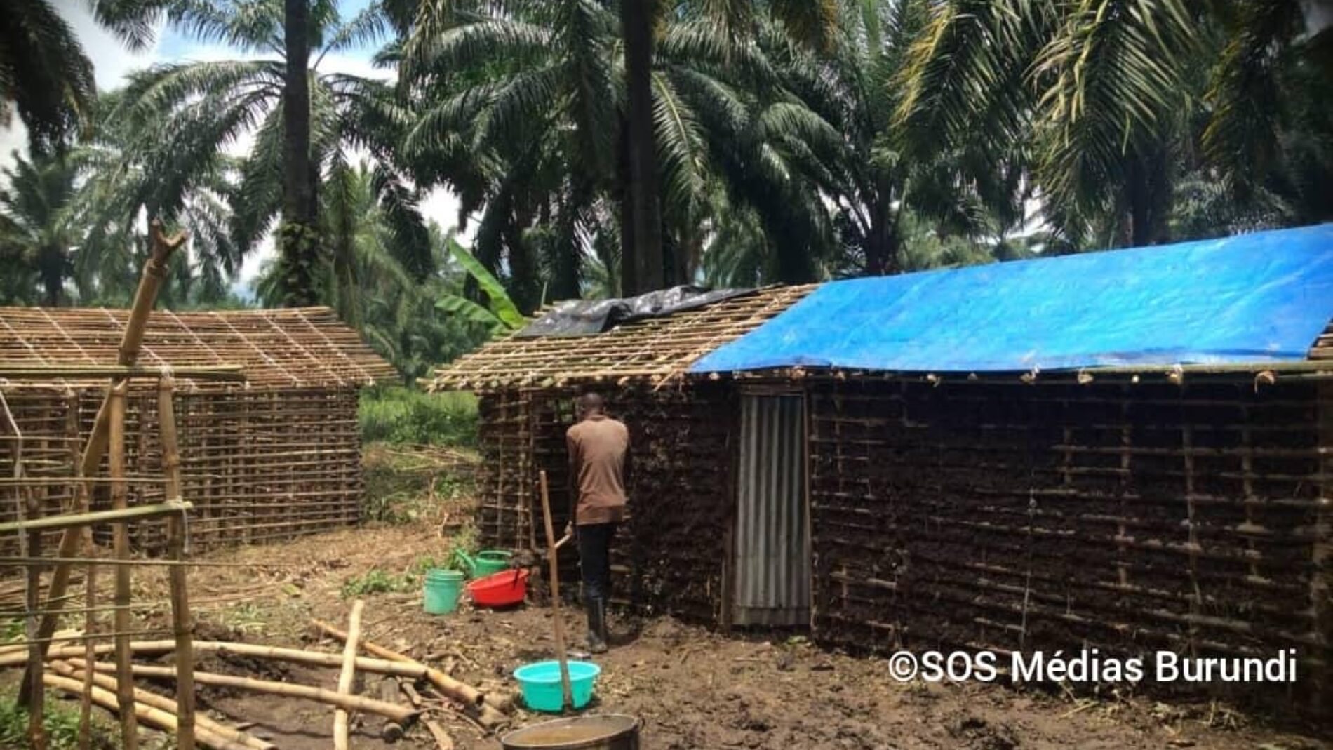 Fizi : houses of Burundian refugees from 1972 threatened by the waters of Lake Tanganyika