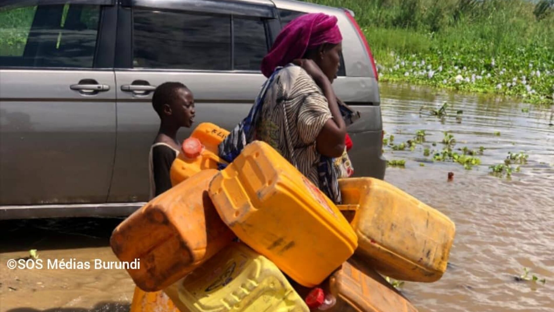 Photo de la semaine : des Burundais vont s&rsquo;approvisionner en carburant en RDC, le prix y est revu à la hausse