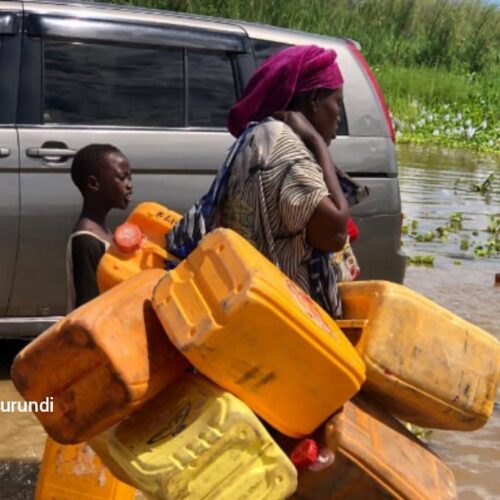 Photo de la semaine : des Burundais vont s&rsquo;approvisionner en carburant en RDC, le prix y est revu à la hausse