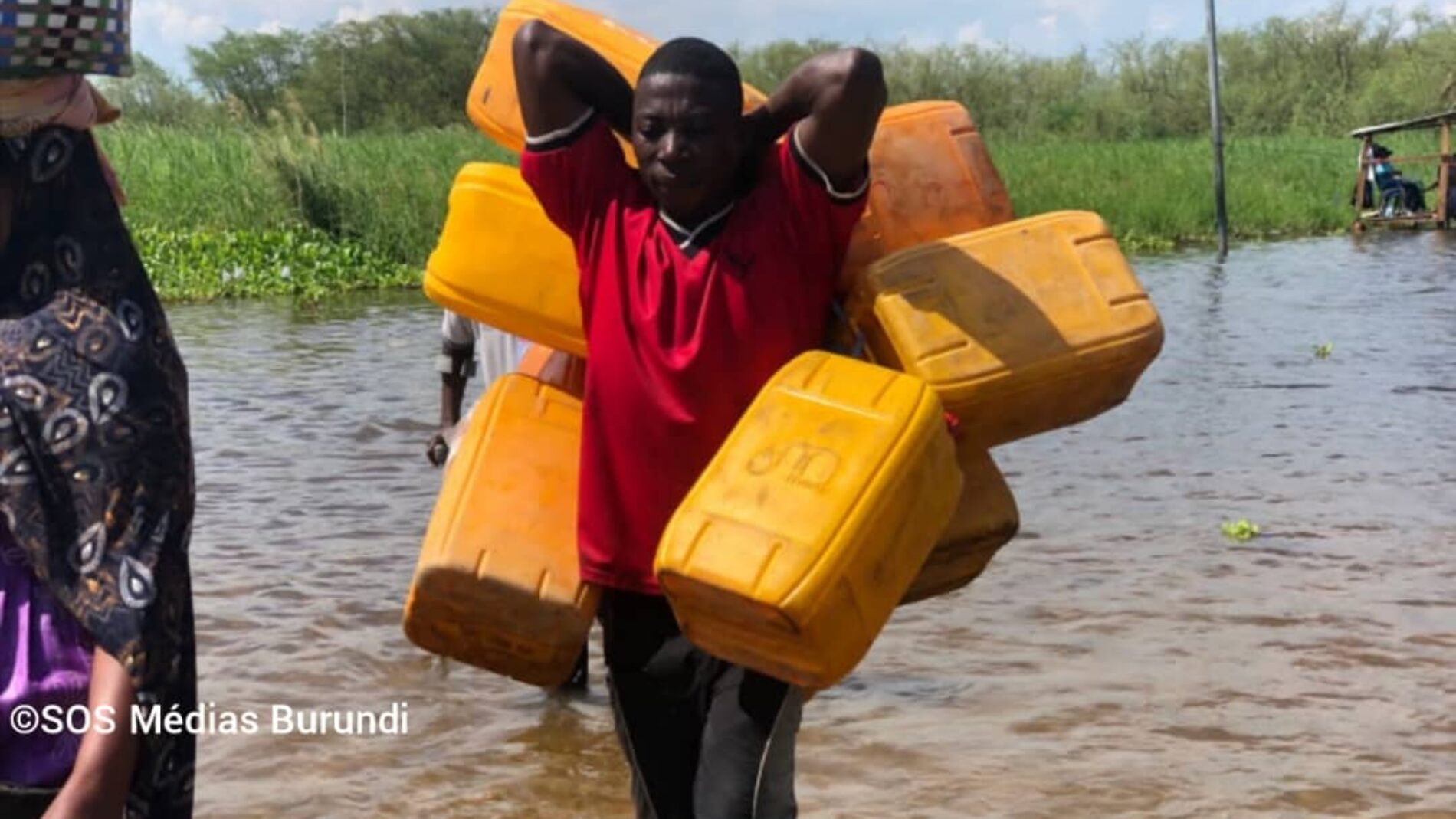 Photo of the week : Burundians go to stock up on fuel in the DRC, the price there is revised upwards