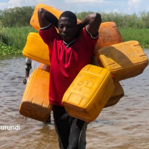 Photo of the week : Burundians go to stock up on fuel in the DRC, the price there is revised upwards