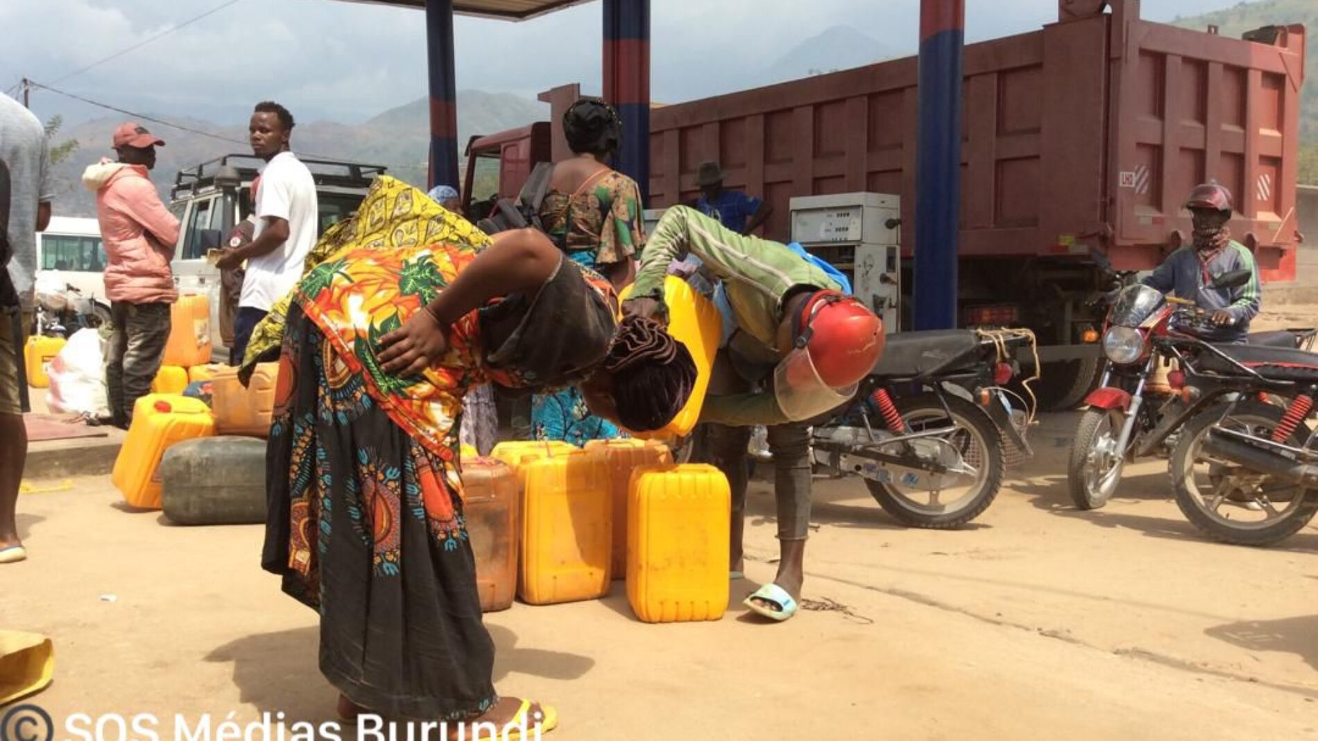 Kavimvira : les autorités congolaises ont interdit la vente du carburant à la frontière, ce qui asphyxie de plus Bujumbura