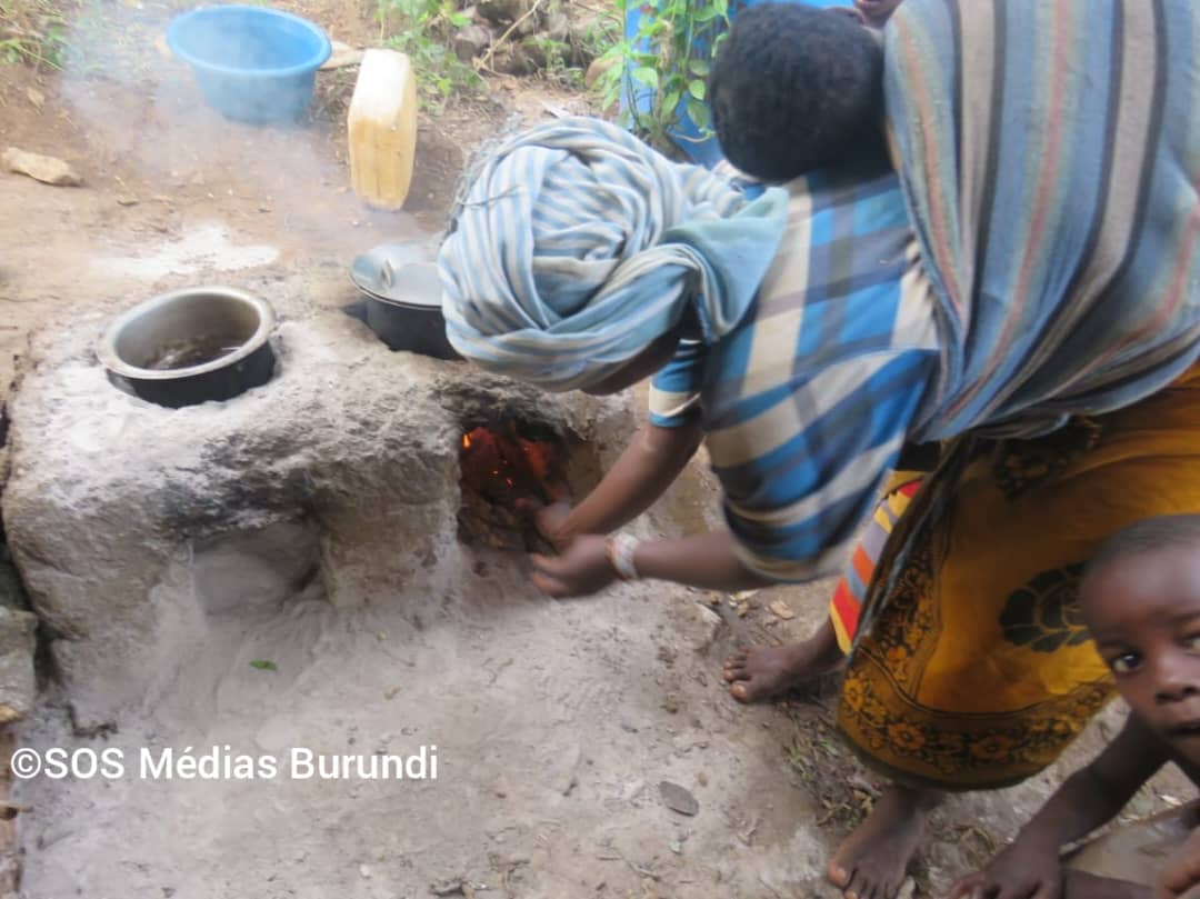 A Burundian refugee prepares food for her children in a camp in Tanzania (SOS Médias Burundi)