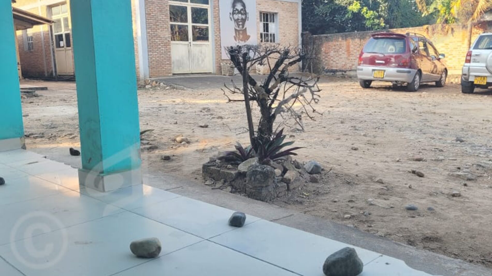 Bujumbura : the head office of the Iwacu press group targeted by stone throwing