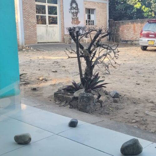 Bujumbura : the head office of the Iwacu press group targeted by stone throwing
