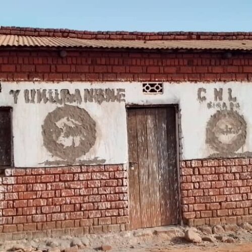 Giharo : une femme efface les insignes du CNL sur les murs de la permanence du parti