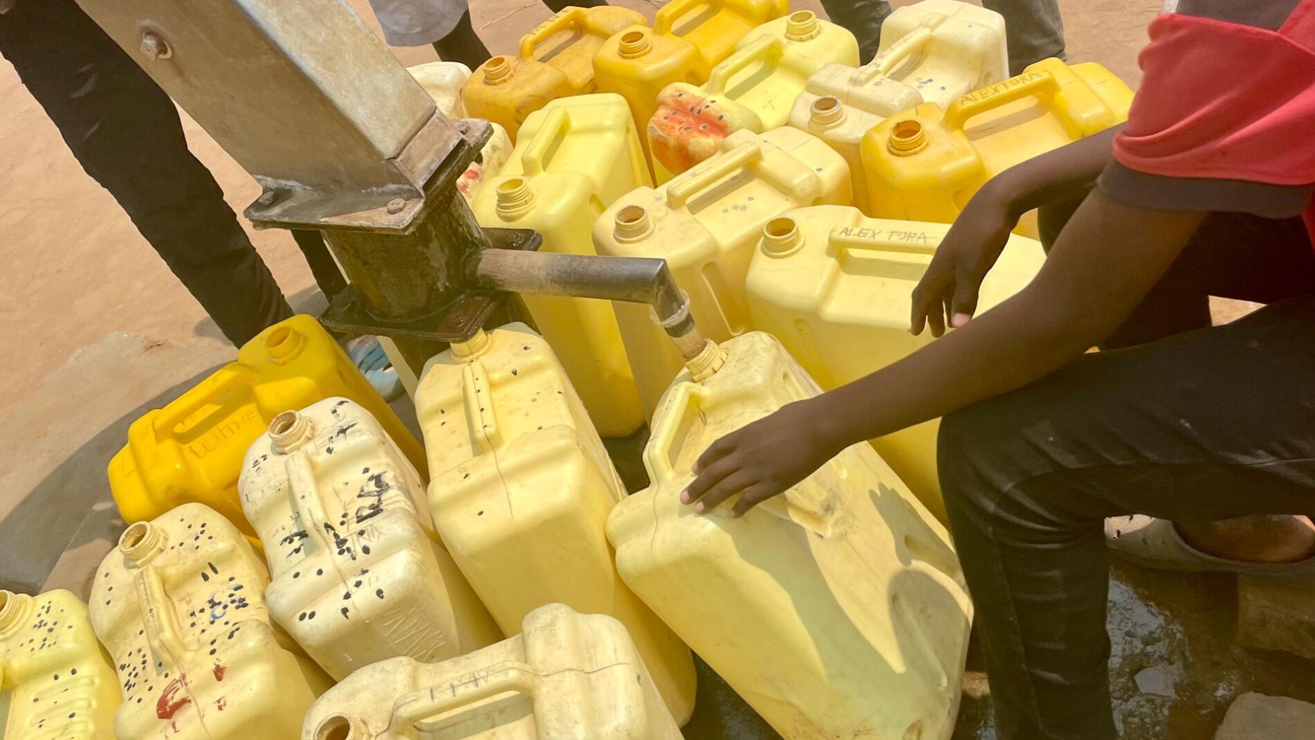 Nakivale (Uganda) : refugees relieved by a new drinking water distributor