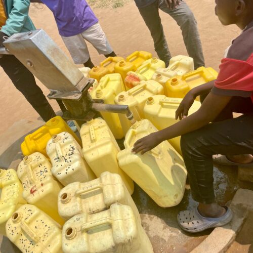 Nakivale (Uganda) : refugees relieved by a new drinking water distributor