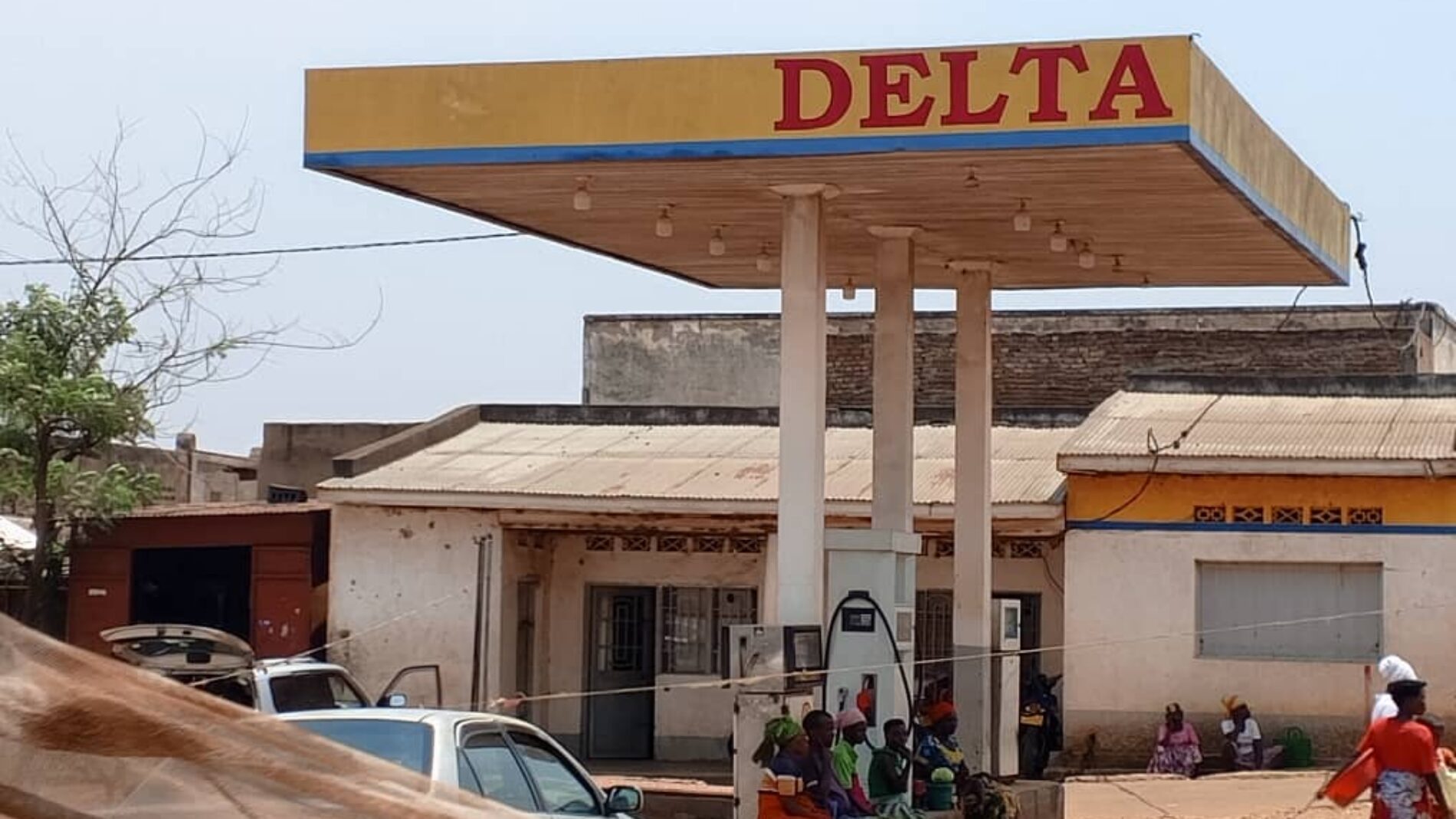 Rugombo : un policier pris en flagrant délit de vol de carburant dans une station-service