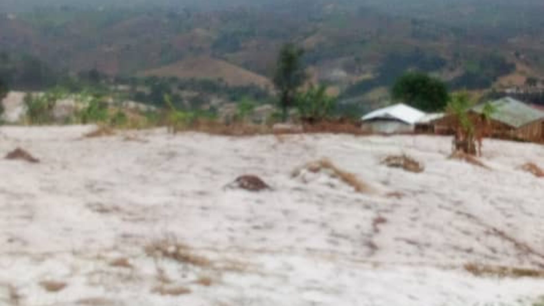 Mugamba: mashamba kadhaa yalisombwa na mvua iliyochanganyika na mvua ya mawe Mvua kubwa iliyochanganyika na mvua ya mawe ilinyesha kwenye wilaya ya Mugamba katika jimbo la Bururi (kusini mwa Burundi). Mashamba kadhaa yaliharibiwa.