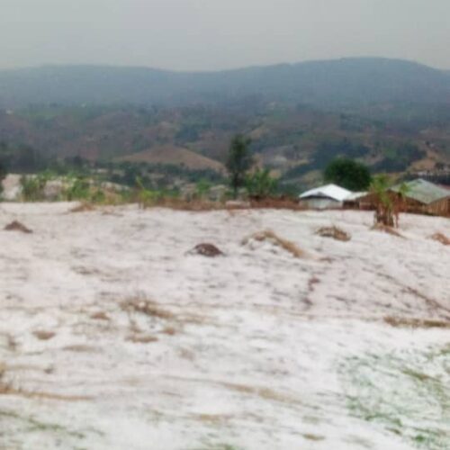 Mugamba: mashamba kadhaa yalisombwa na mvua iliyochanganyika na mvua ya mawe Mvua kubwa iliyochanganyika na mvua ya mawe ilinyesha kwenye wilaya ya Mugamba katika jimbo la Bururi (kusini mwa Burundi). Mashamba kadhaa yaliharibiwa.