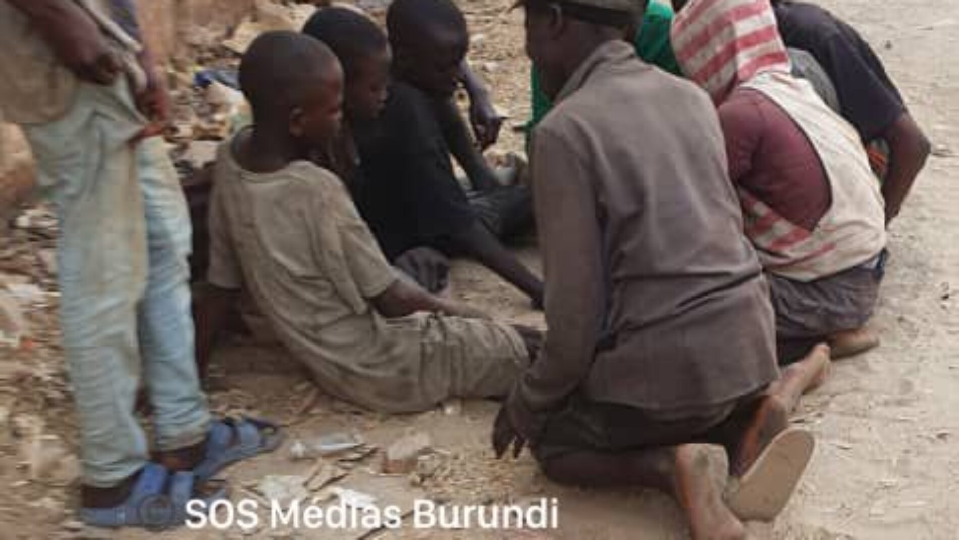 Bujumbura : Batwa without arable land earn their living from begging