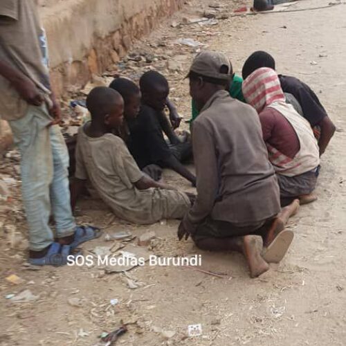 Bujumbura : Batwa without arable land earn their living from begging