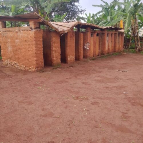 Kinama : dilapidated toilets in the Congolese refugee camp