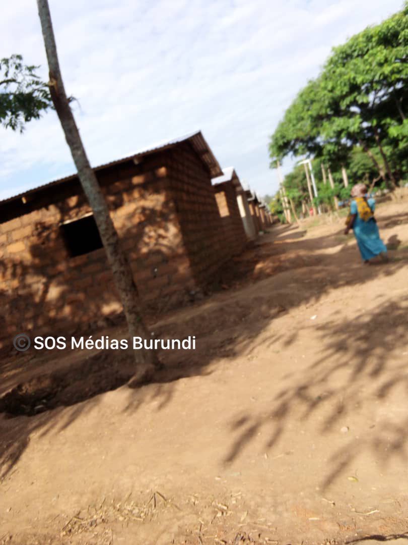 Une femme marche dans la partie du camp de Mahama concernée par l'agrandissement , novembre 2024 © SOS Médias Burundi