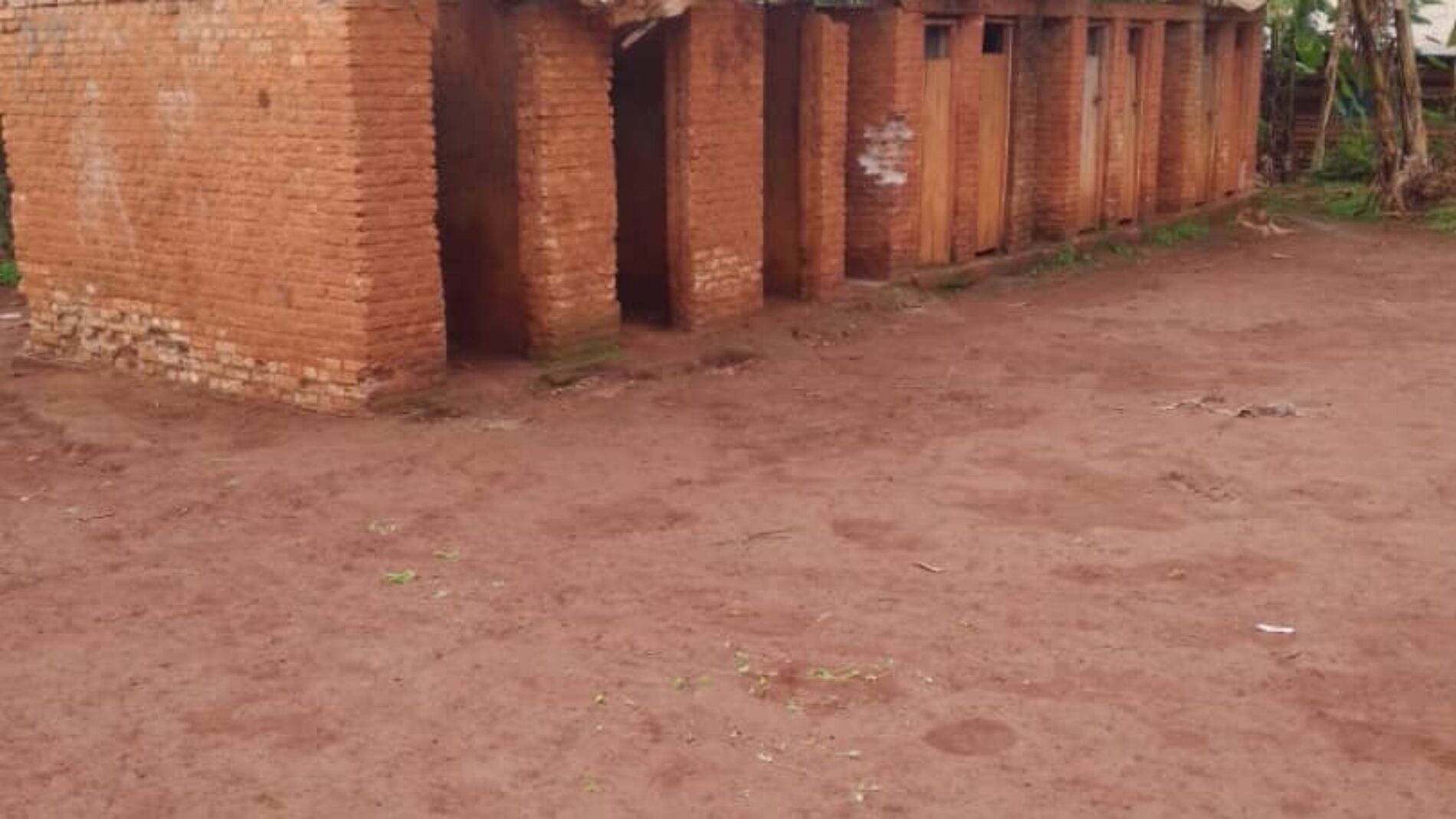 Kinama : vétusté des toilettes dans le camp de réfugiés congolais