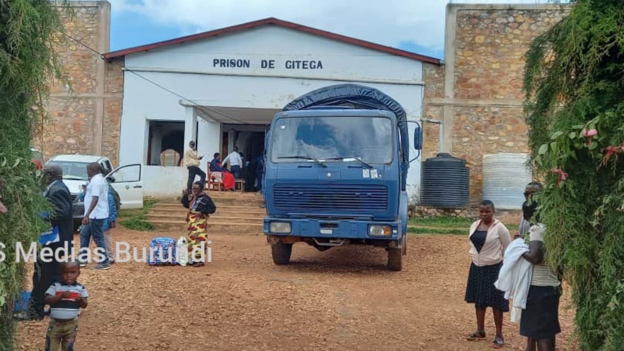 Un camion de la police prêt à ramener des prisonniers libérés à leurs communes d’origine © SOS Médias Burundi