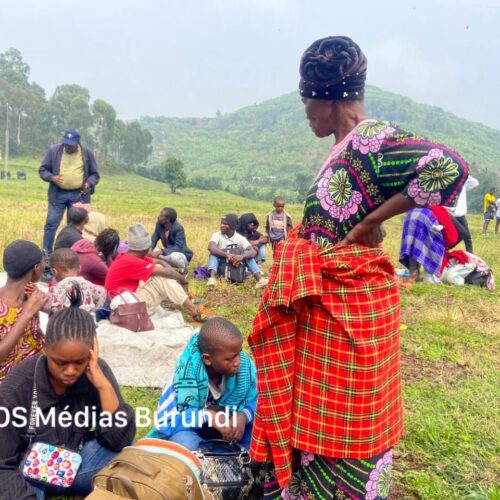 War in Eastern Congo : Congolese refugees continue to flee to Rwanda, whose residents are also moving